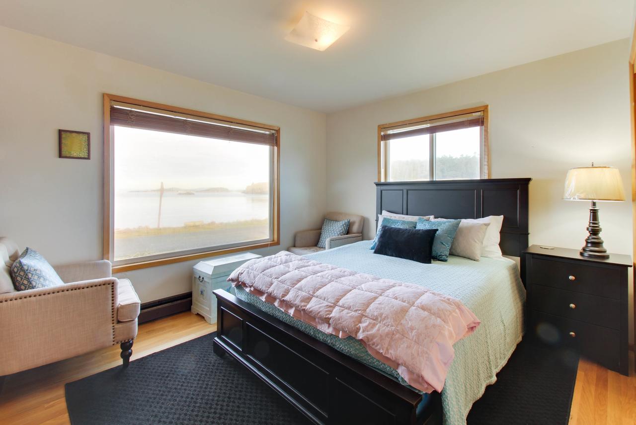 Lopez Island Agate Beach Waterfront Home - thumb 19