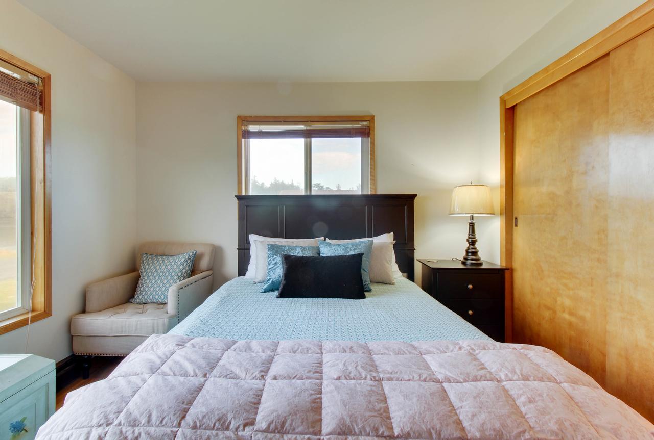 Lopez Island Agate Beach Waterfront Home - thumb 20