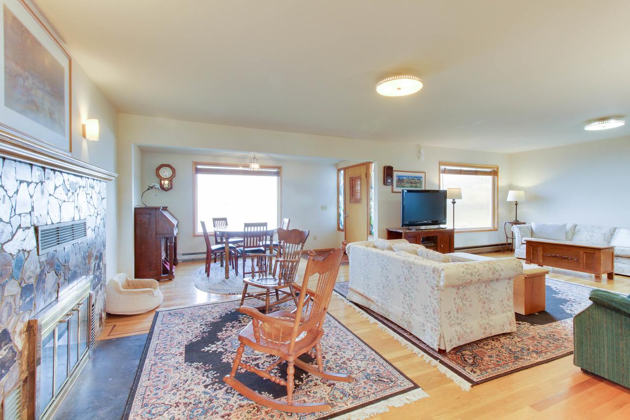 Lopez Island Agate Beach Waterfront Home - thumb 14