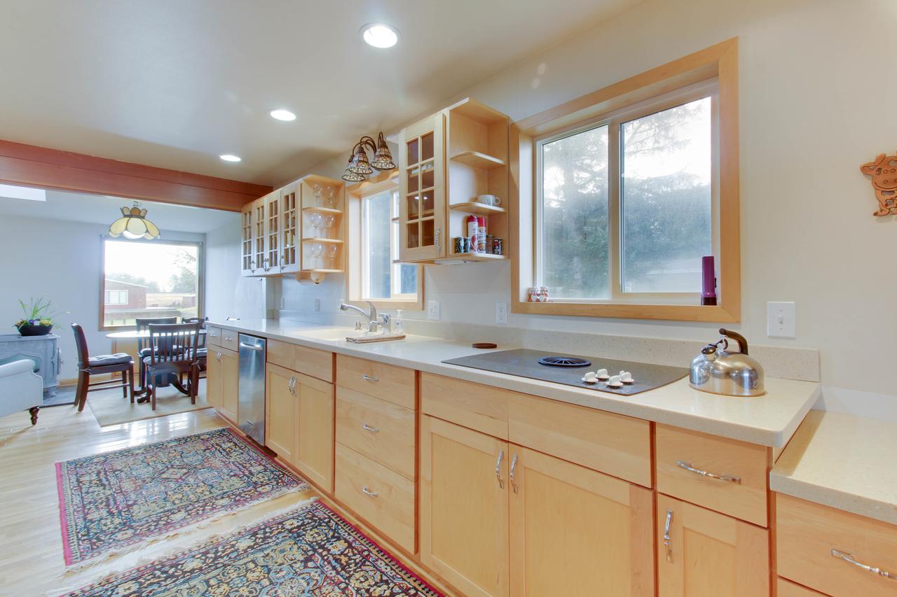 Lopez Island Agate Beach Waterfront Home - thumb 9