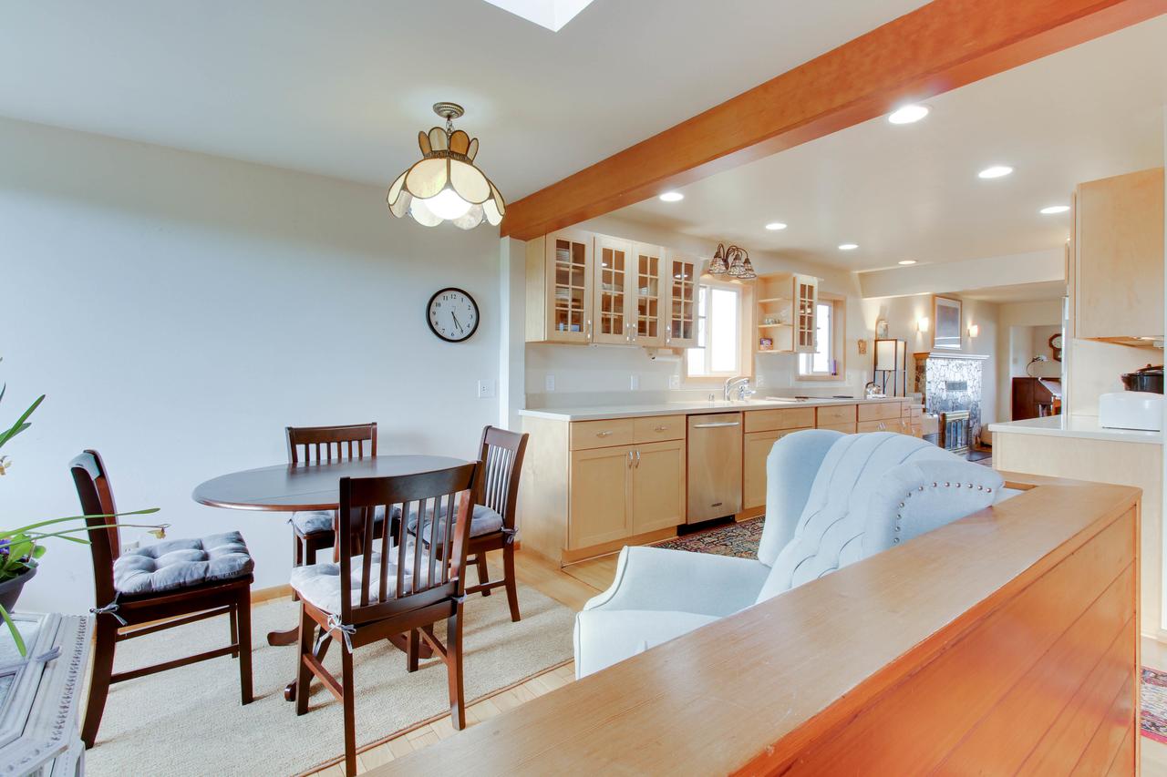 Lopez Island Agate Beach Waterfront Home - thumb 8