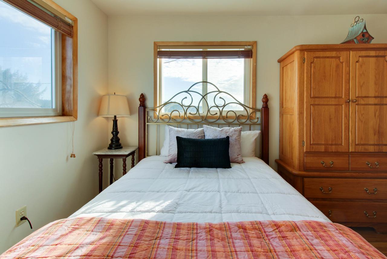 Lopez Island Agate Beach Waterfront Home - thumb 30