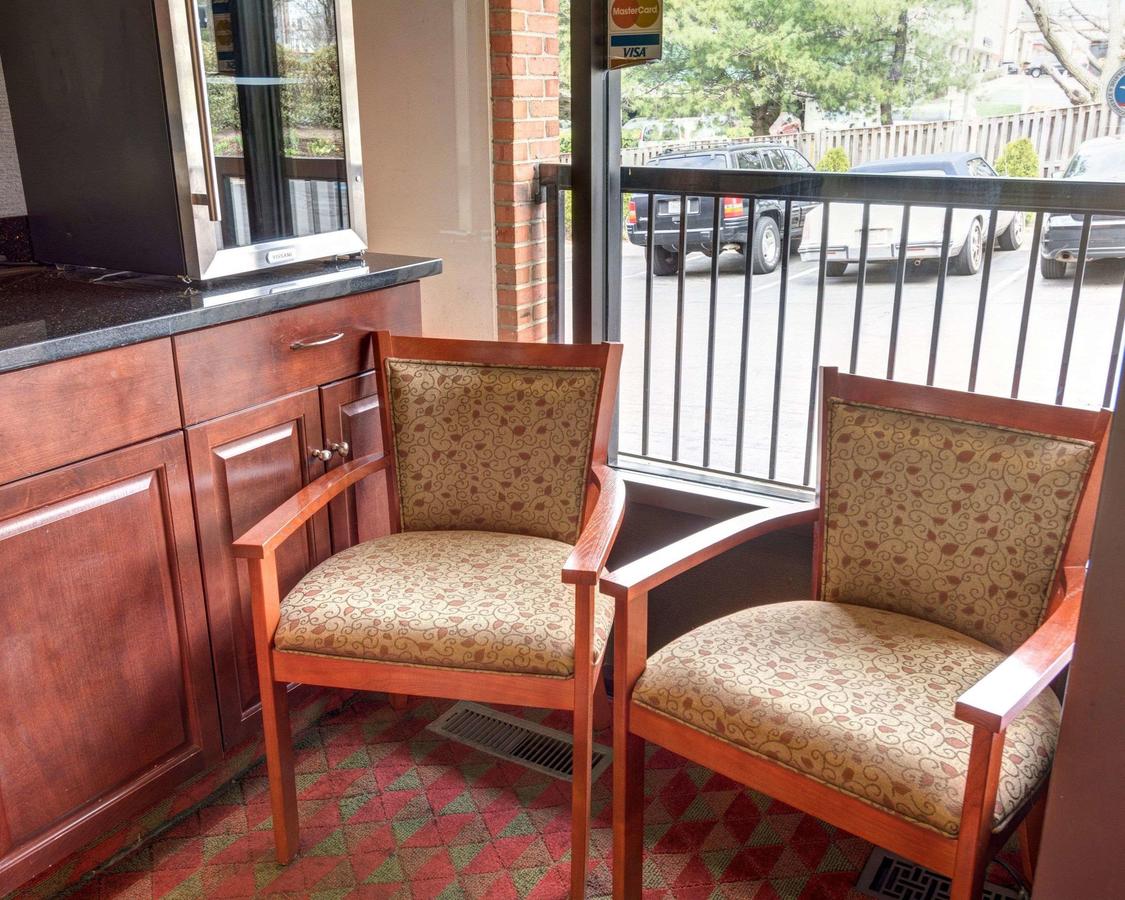 Econo Lodge By University - thumb 4