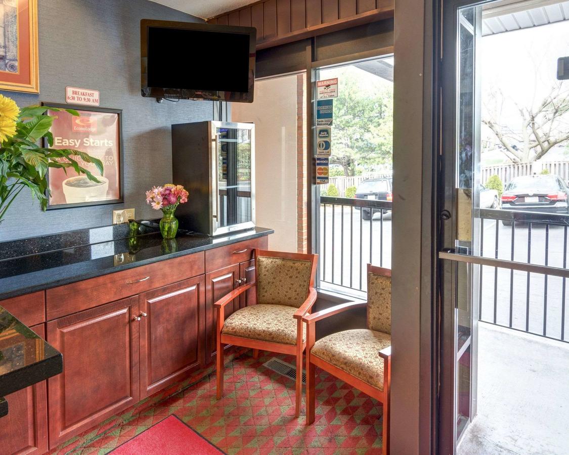 Econo Lodge By University - thumb 12