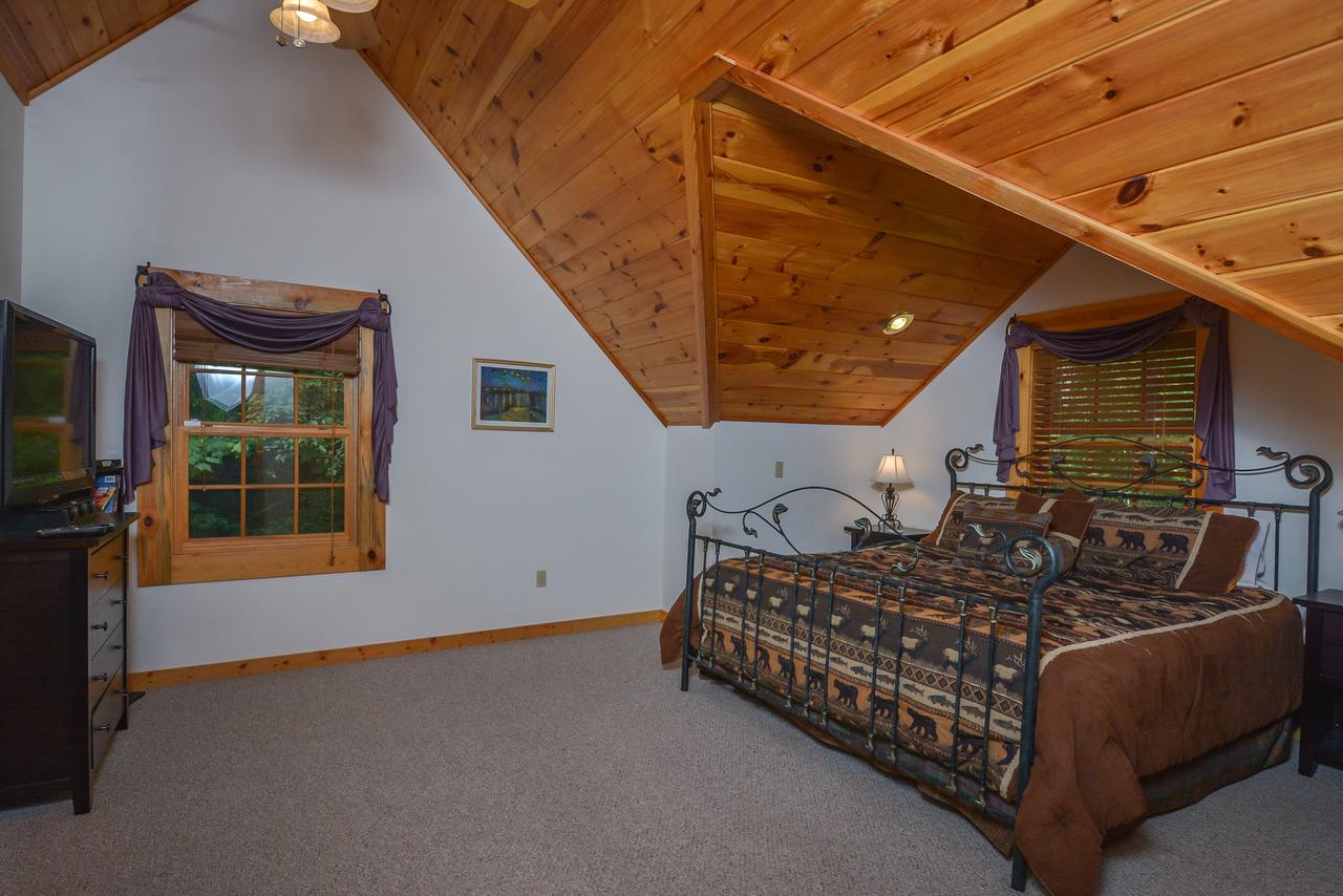 Bear Necessity Four-Bedroom Holiday Home - thumb 21