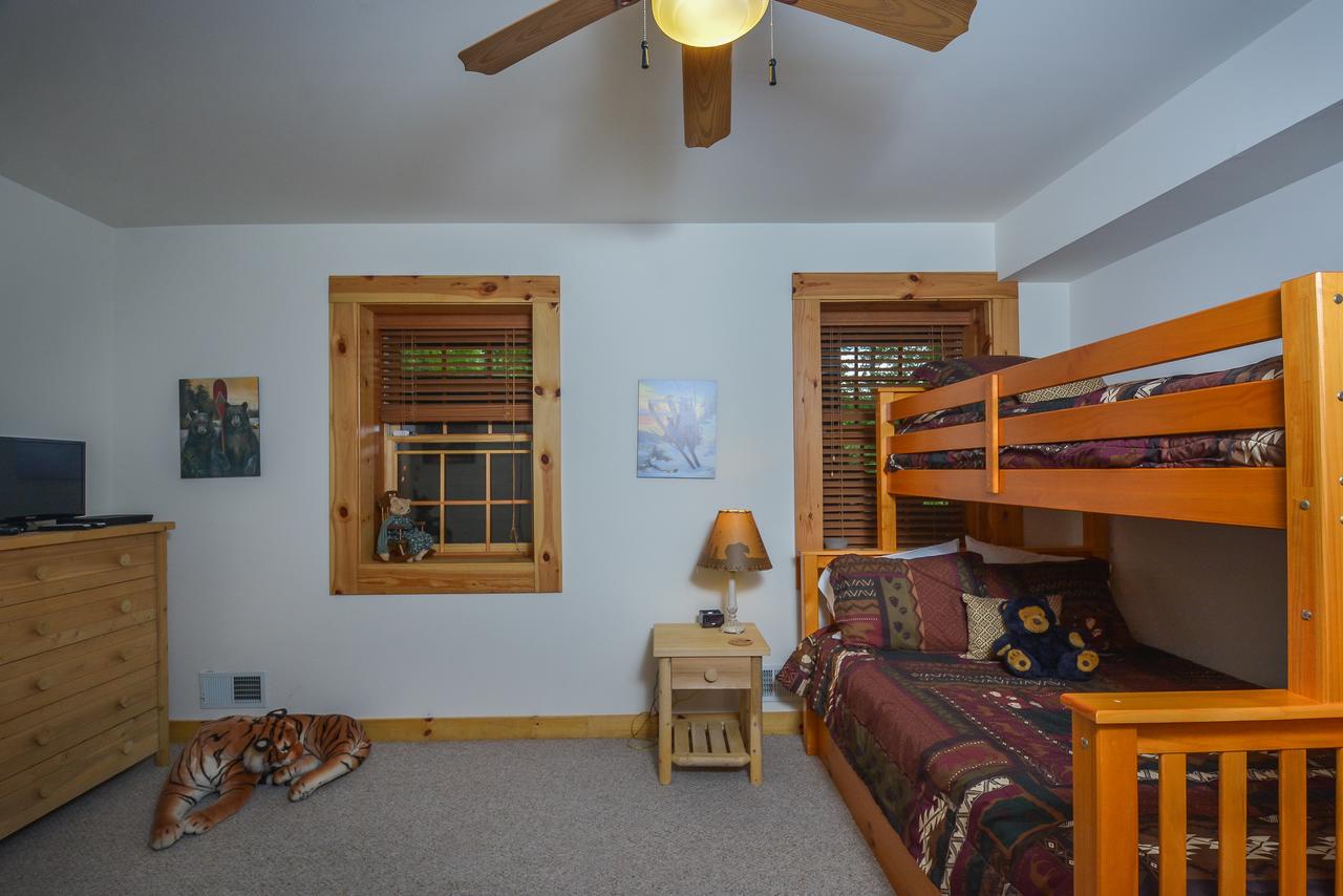 Bear Necessity Four-Bedroom Holiday Home - thumb 24