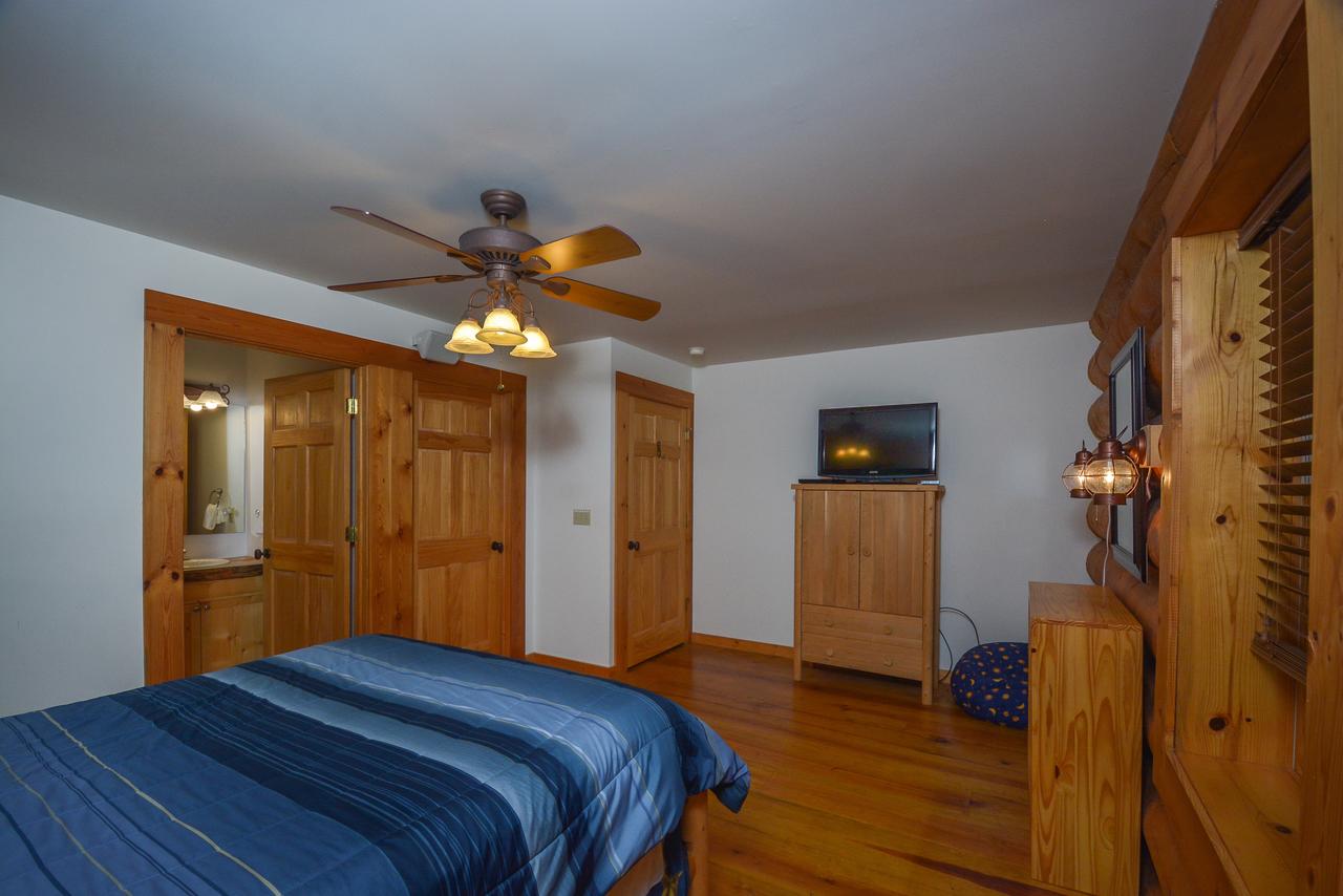 Bear Necessity Four-Bedroom Holiday Home - thumb 26