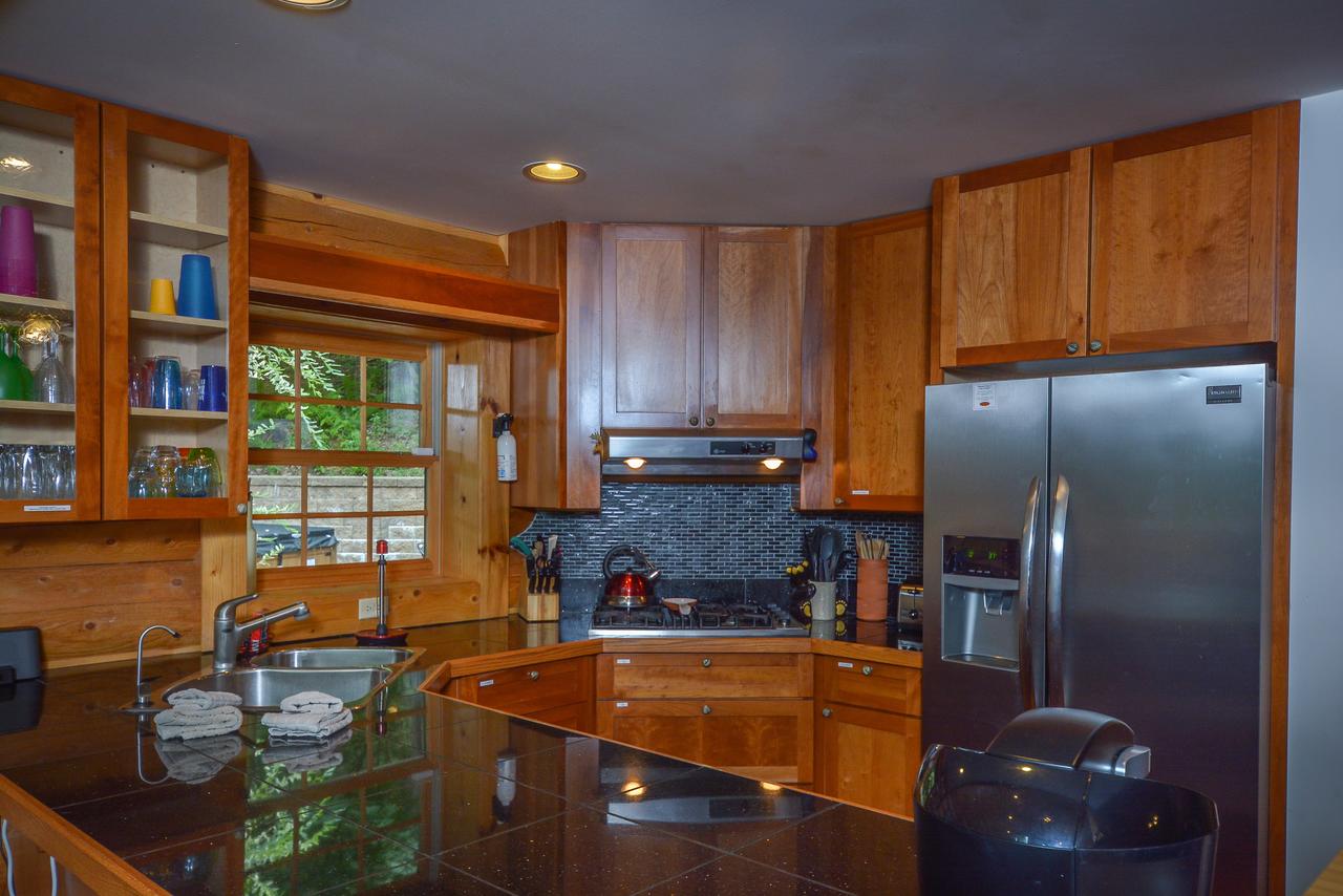 Bear Necessity Four-Bedroom Holiday Home - thumb 32
