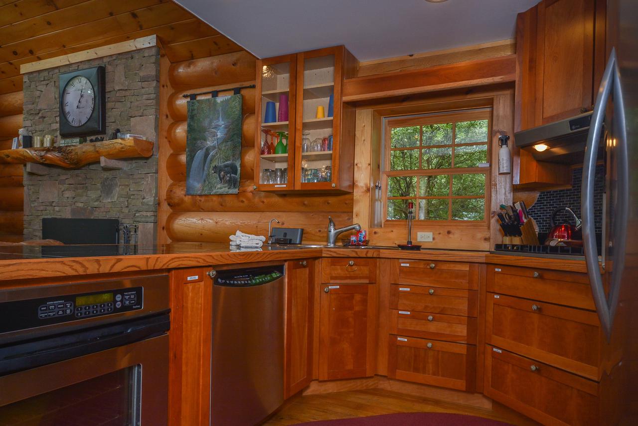 Bear Necessity Four-Bedroom Holiday Home - thumb 38