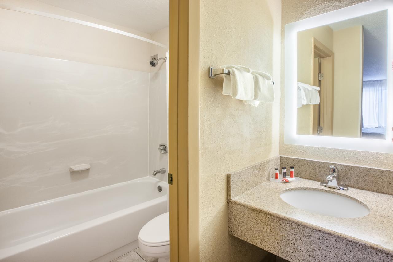 Howard Johnson By Wyndham Romulus Detroit Metro Airport - thumb 2