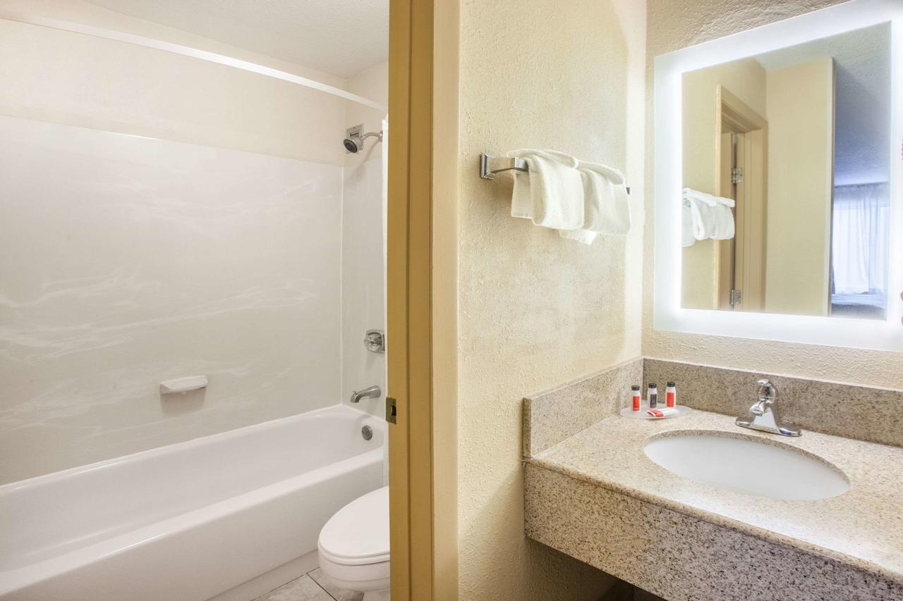 Howard Johnson By Wyndham Romulus Detroit Metro Airport - thumb 36