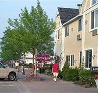 Court Plaza Inn  Suites of Mackinaw - Accommodation Los Angeles
