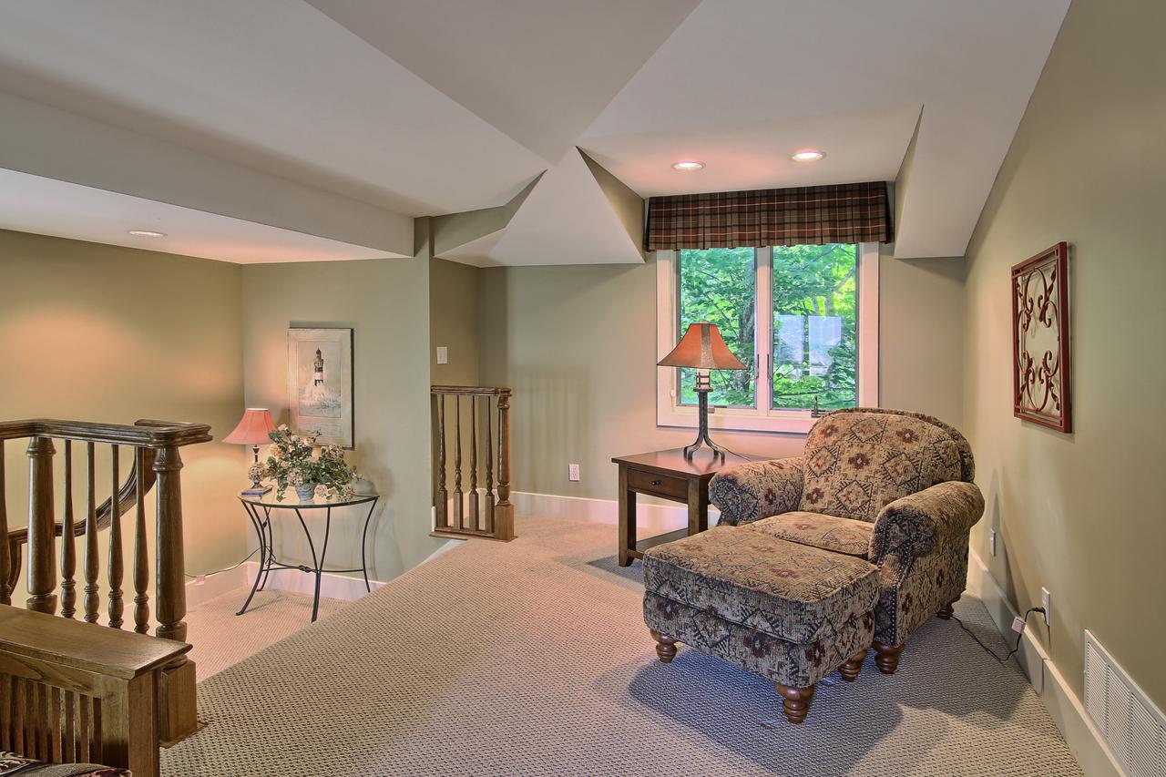 Lake Charlevoix Estate - thumb 29