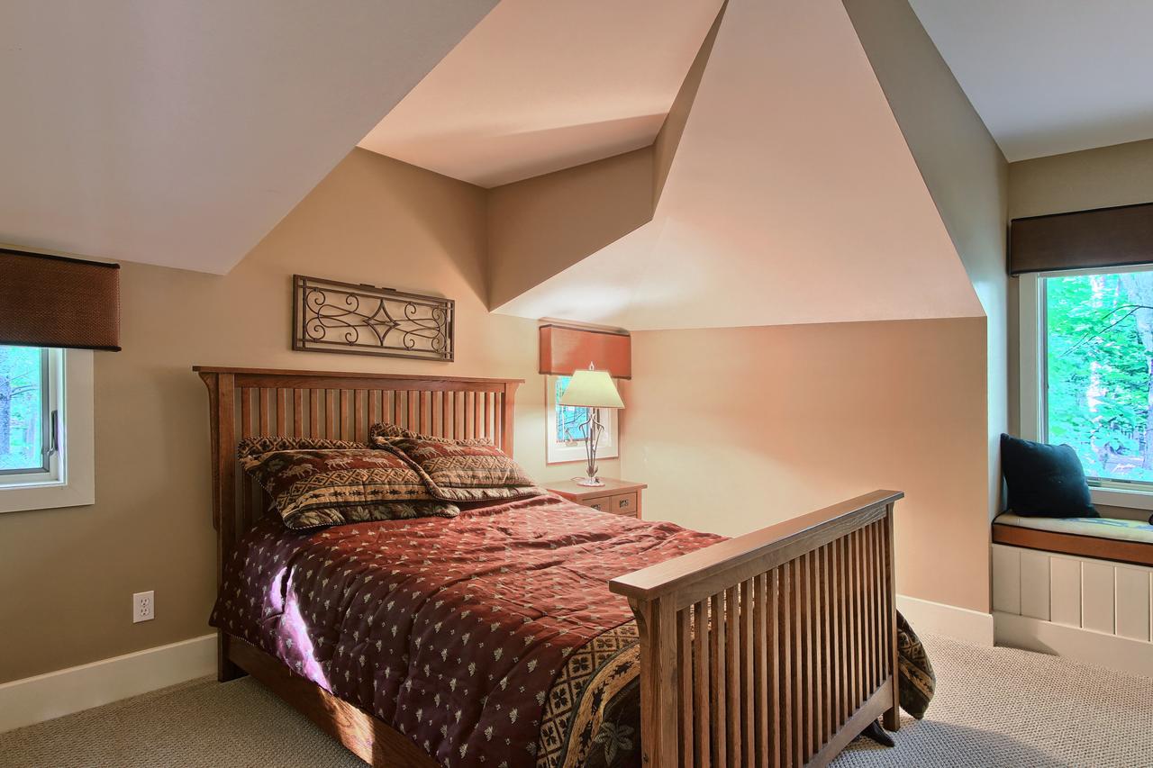 Lake Charlevoix Estate - thumb 28