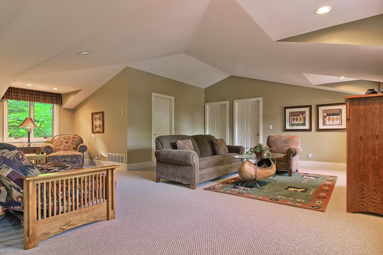 Lake Charlevoix Estate - thumb 12