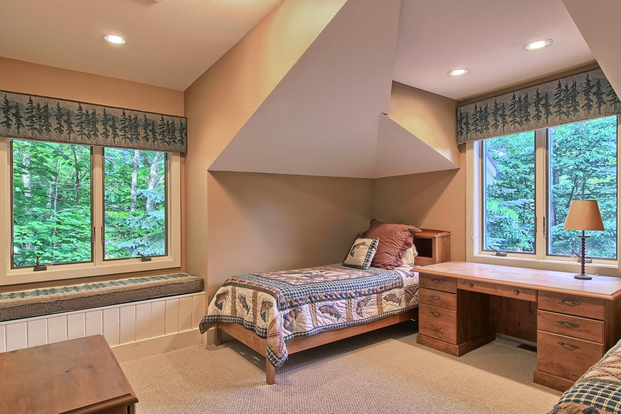 Lake Charlevoix Estate - thumb 5