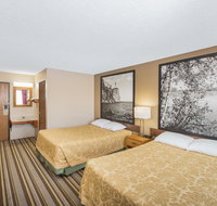 Super 8 by Wyndham Blue Earth - Accommodation Los Angeles