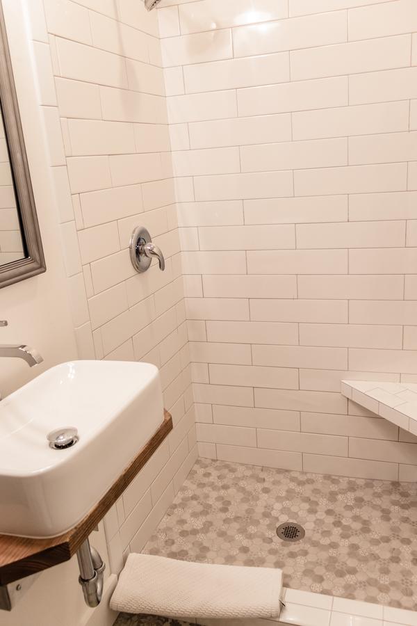 The Farmhouse Inn & Kitchen, 2 Blocks From Downtown Whitefish, Montana - thumb 13