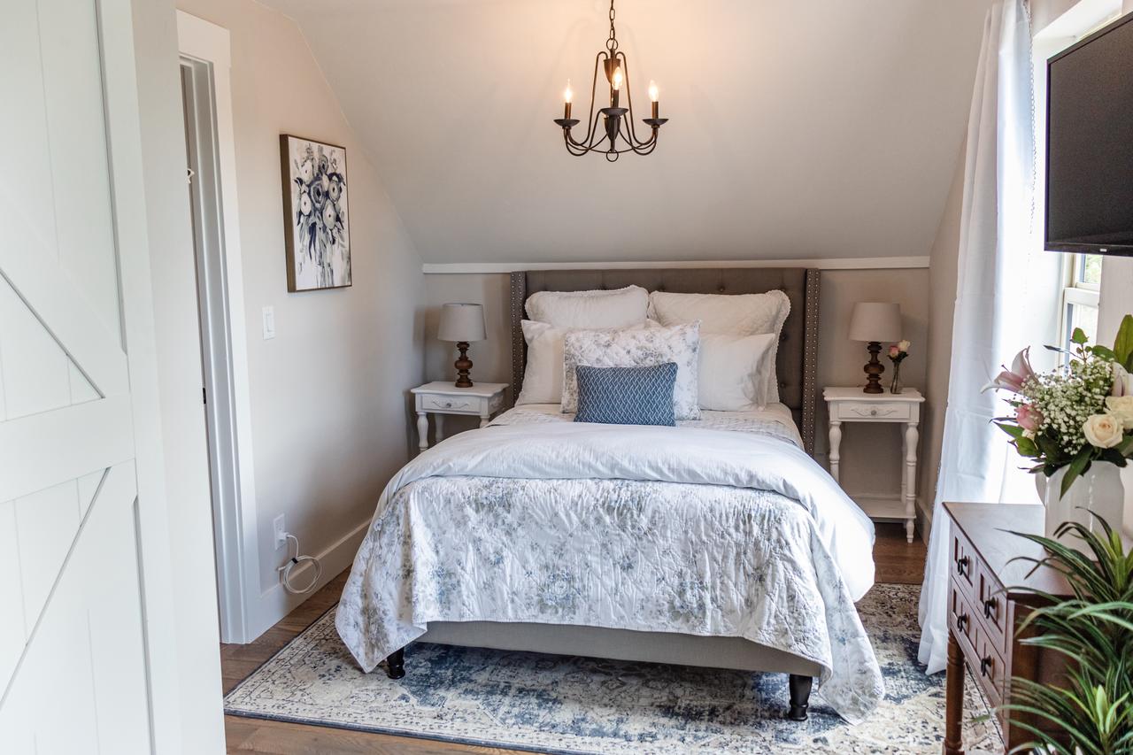 The Farmhouse Inn & Kitchen, 2 Blocks From Downtown Whitefish, Montana - thumb 4