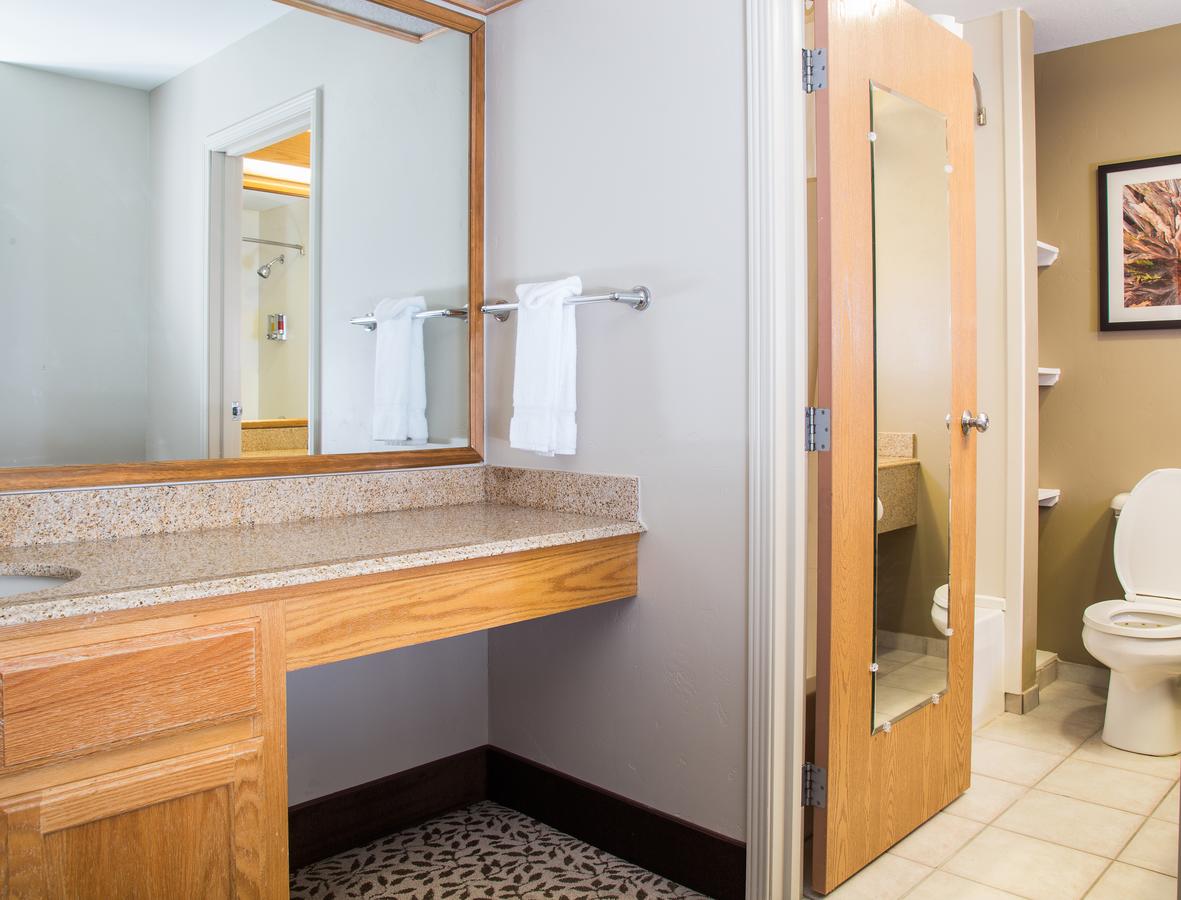 Gray Wolf Inn & Suites - thumb 25