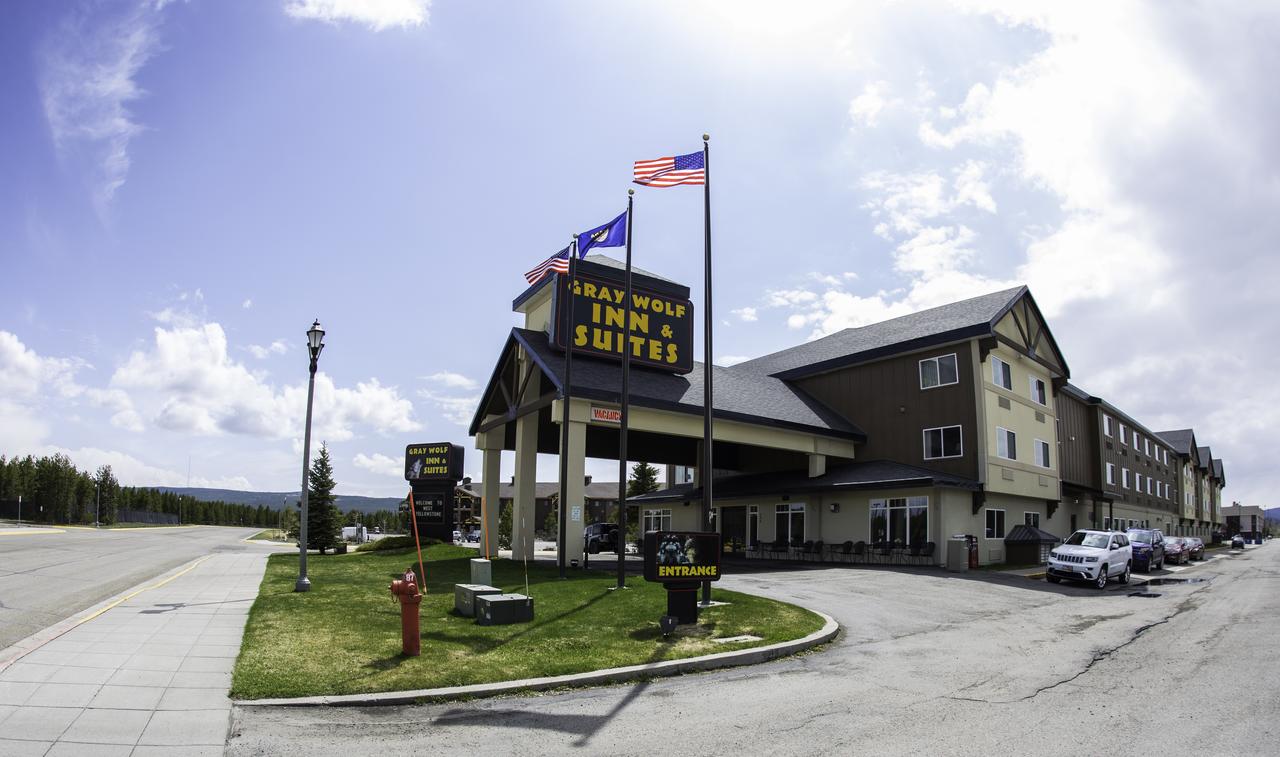 Gray Wolf Inn & Suites - thumb 0
