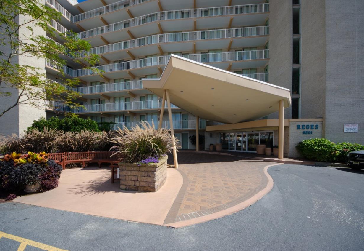 Reges Oceanfront Resort - thumb 12