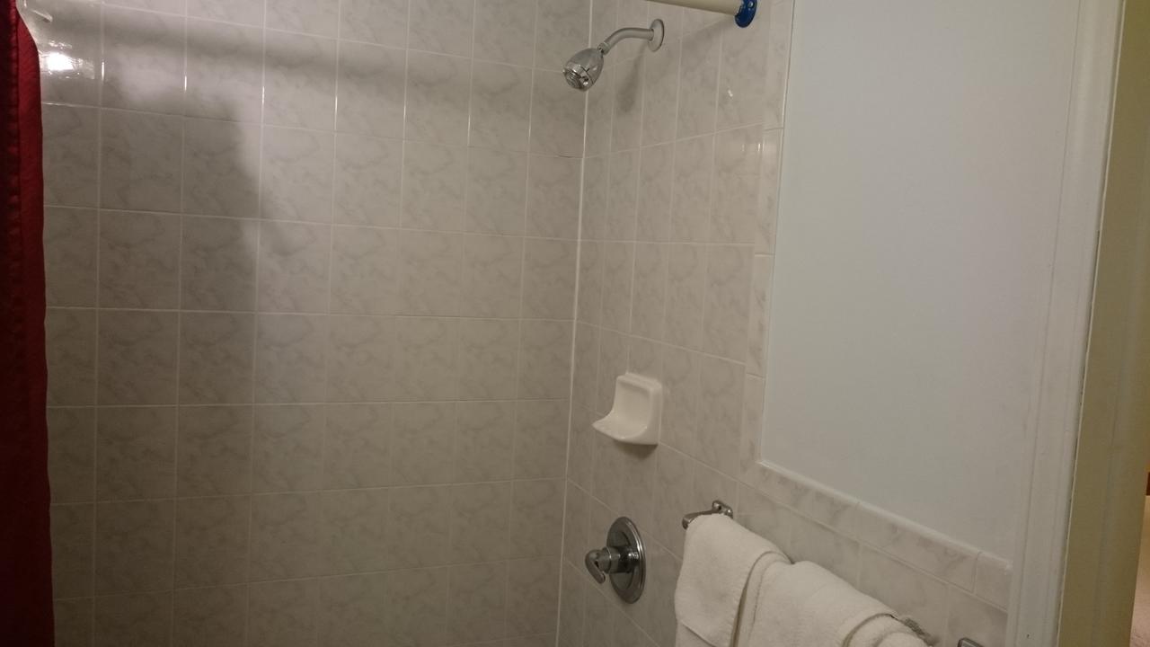 Greenview Inn Riverhead - thumb 23