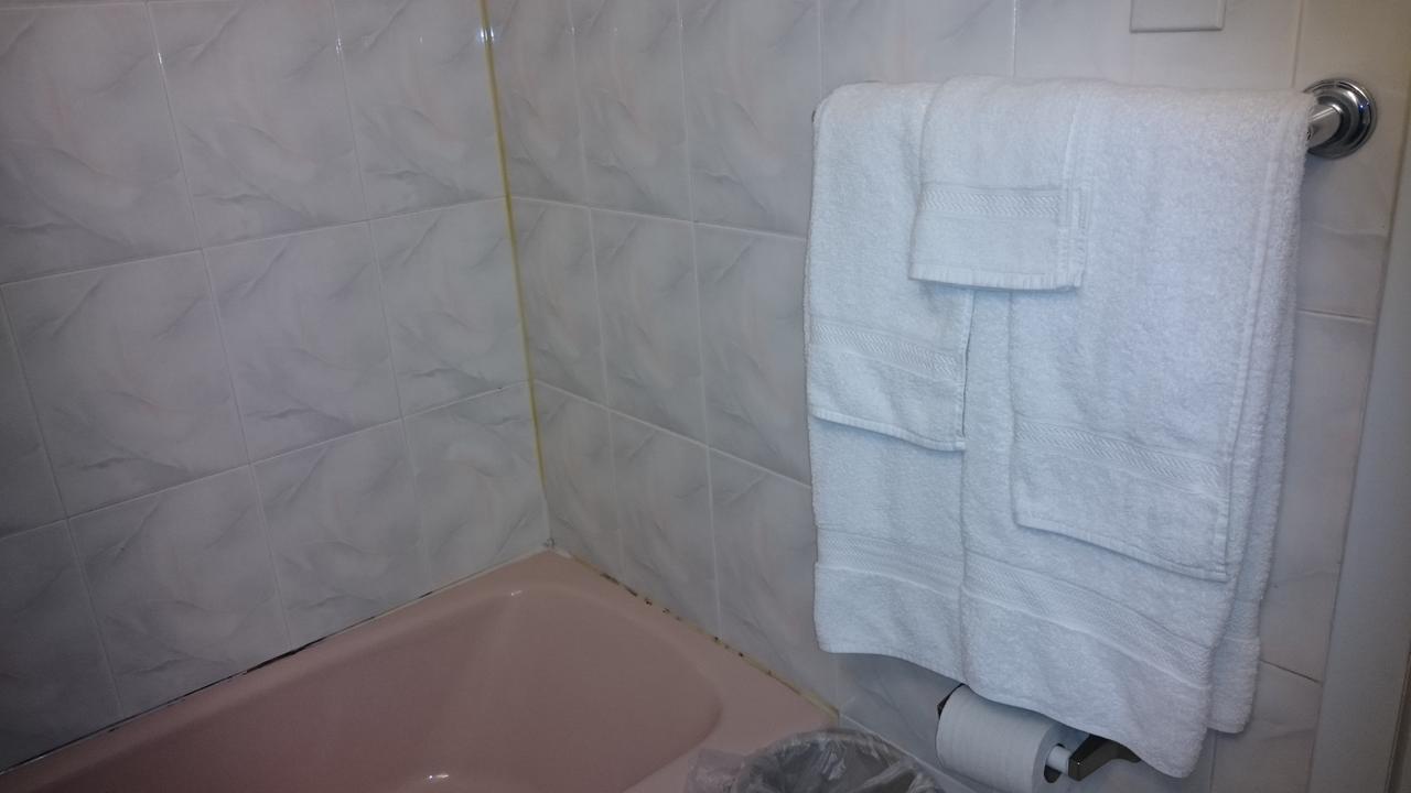 Greenview Inn Riverhead - thumb 10