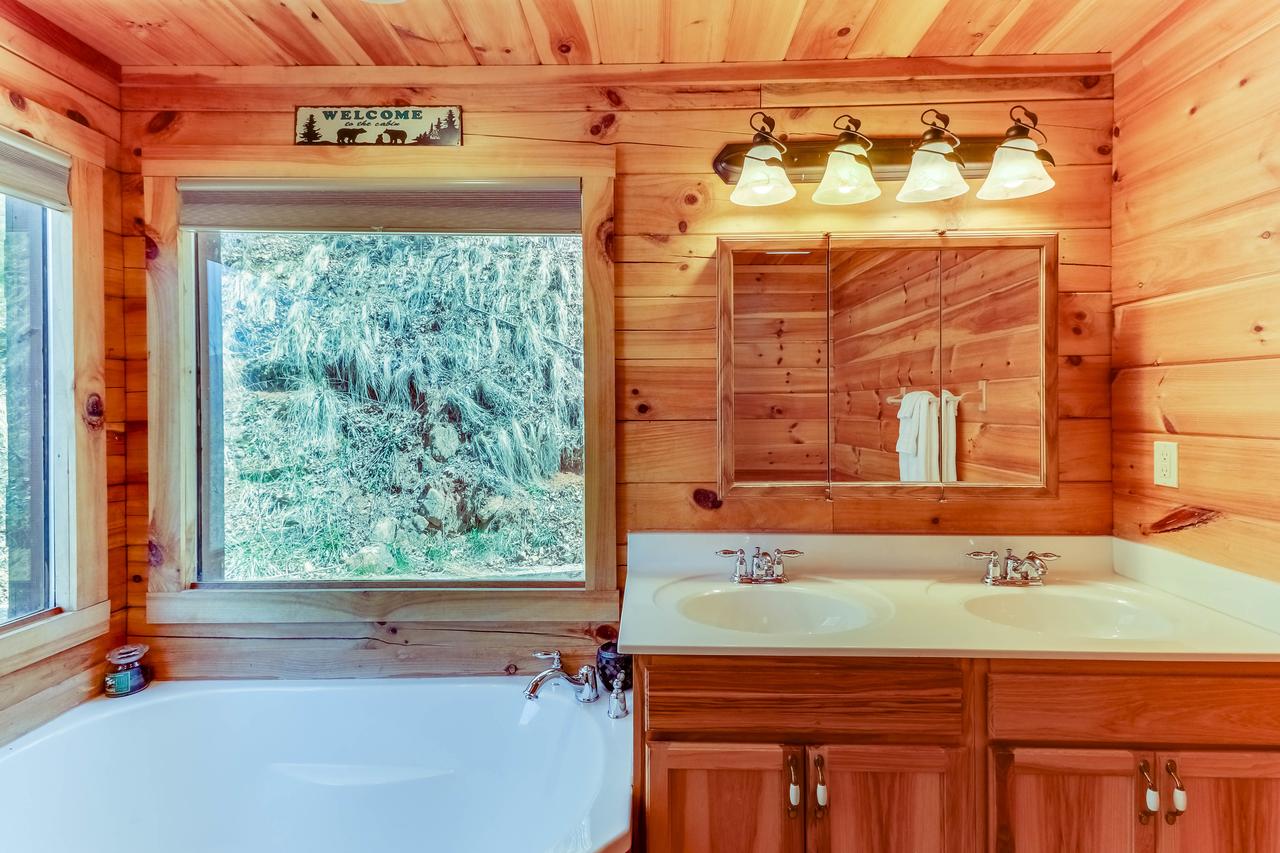 4 Bed 4 Bath Vacation Home In Sylva - thumb 20