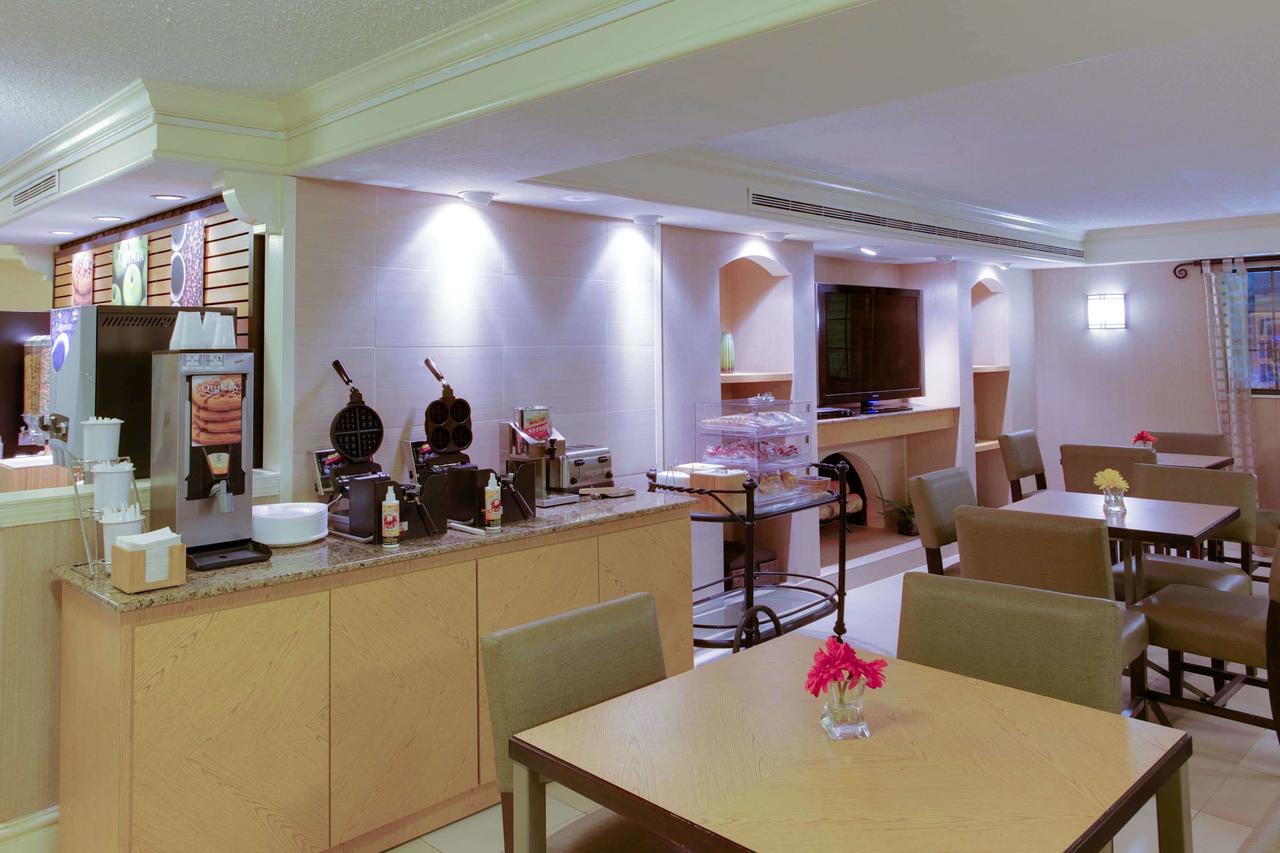 La Quinta Inn By Wyndham Pittsburgh Airport - thumb 9