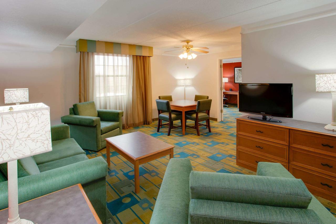 La Quinta Inn By Wyndham Pittsburgh Airport - thumb 3