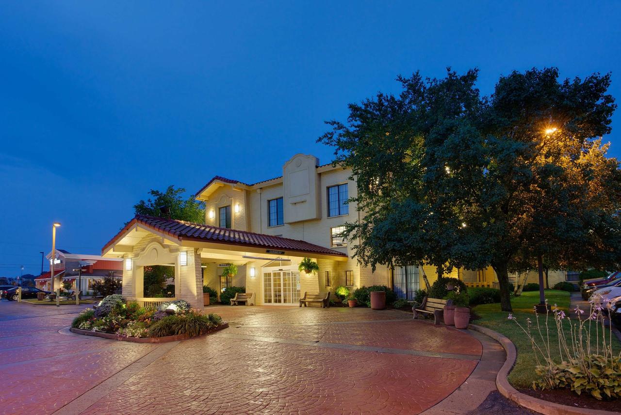 La Quinta Inn By Wyndham Pittsburgh Airport - thumb 0