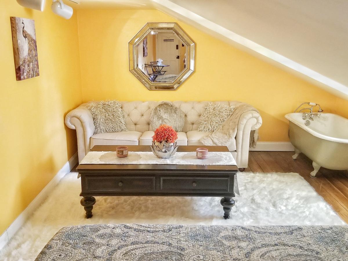 The Sun-Splashed City Suite + Parking + Breakfast - thumb 6