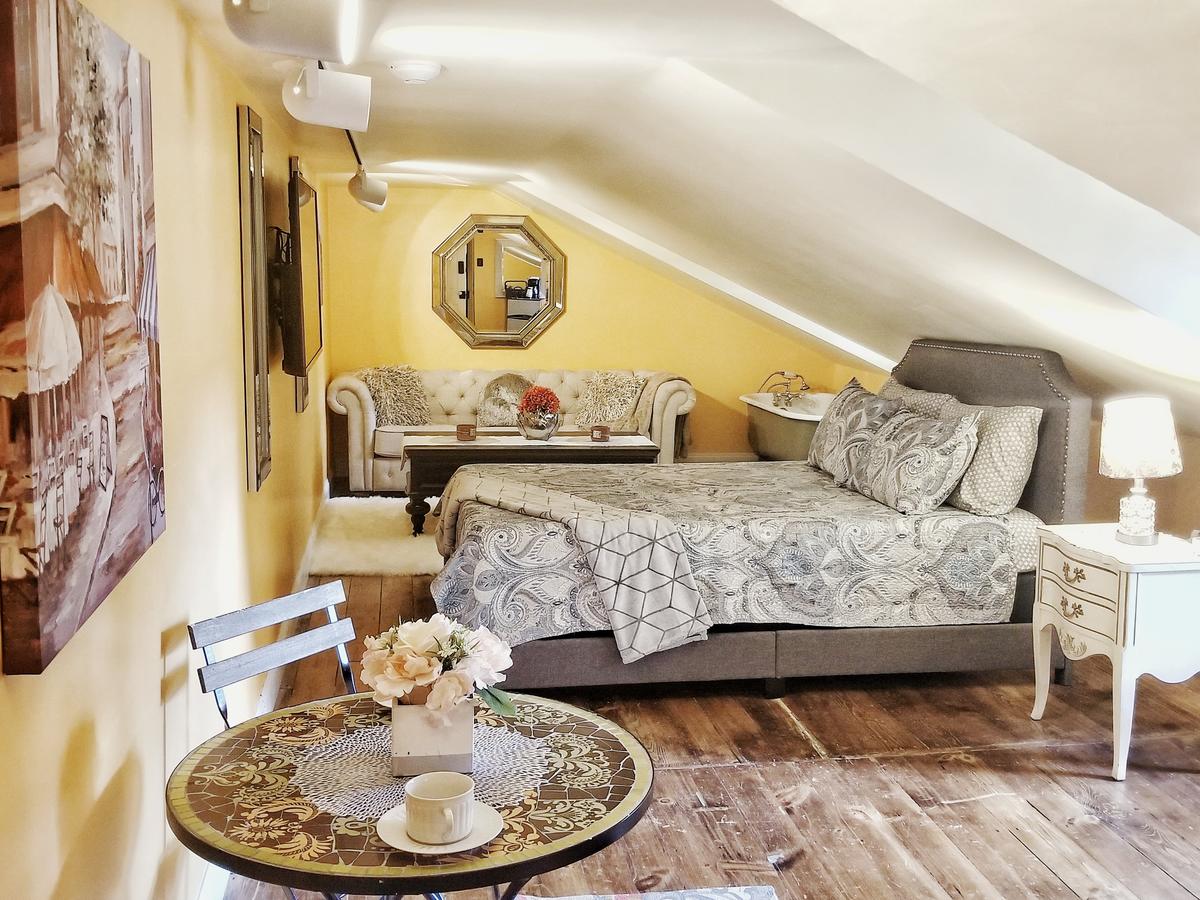 The Sun-Splashed City Suite + Parking + Breakfast - thumb 0