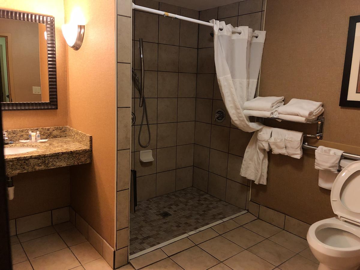 Comfort Suites At WestGate Mall - thumb 7