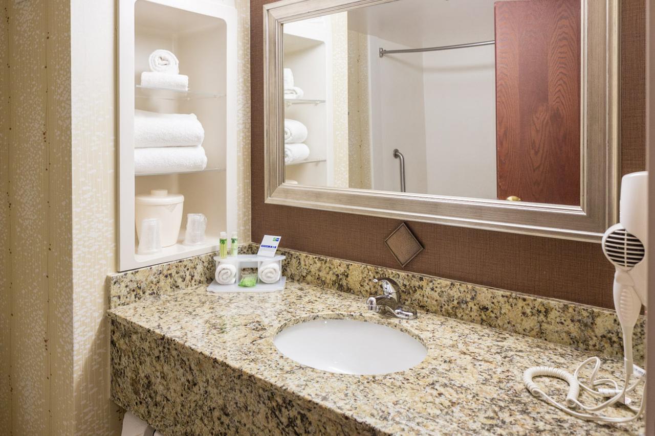 Holiday Inn Express & Suites I-26 & Us 29 At Westgate Mall - thumb 12