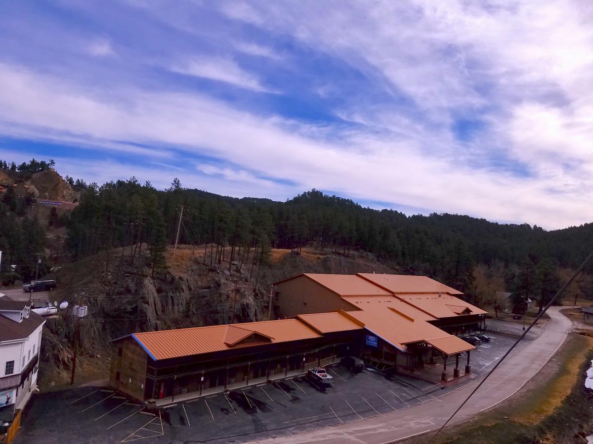 Rushmore Express & Suites - thumb 0