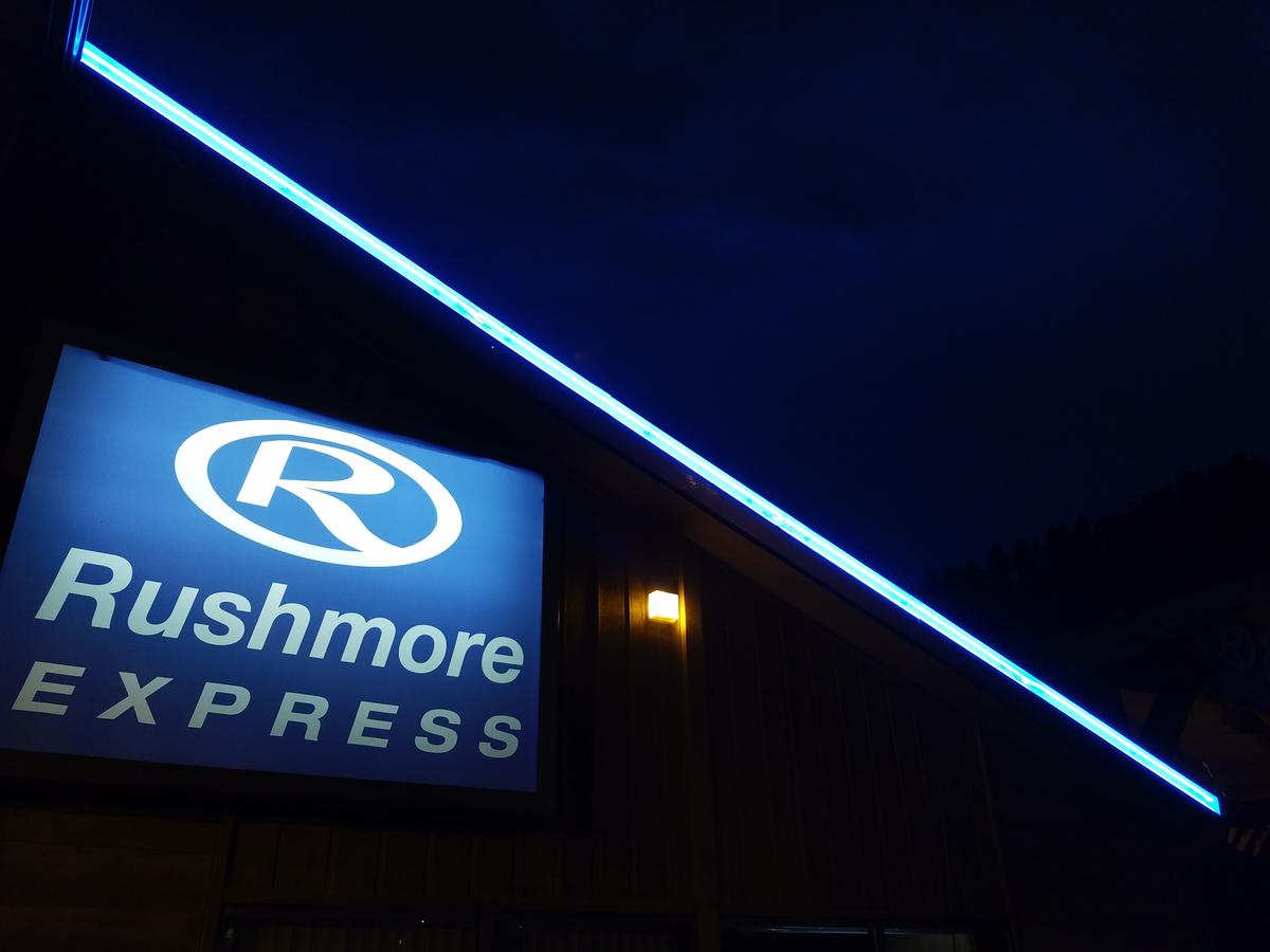 Rushmore Express & Suites - thumb 6