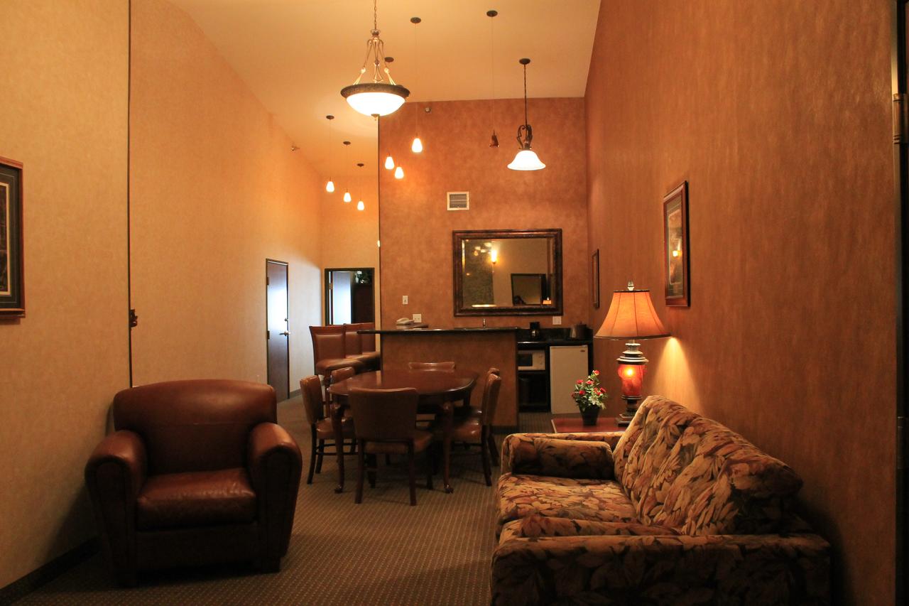 Rushmore Express & Suites - thumb 38