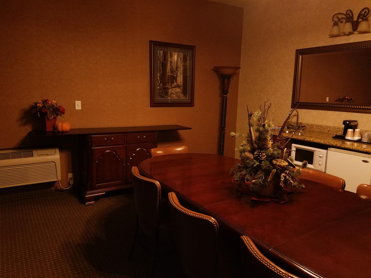 Rushmore Express & Suites - thumb 22