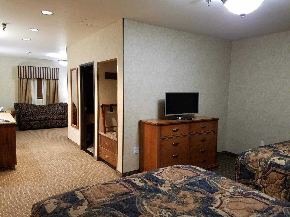 Rushmore Express & Suites - thumb 1