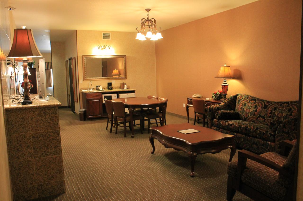 Rushmore Express & Suites - thumb 40