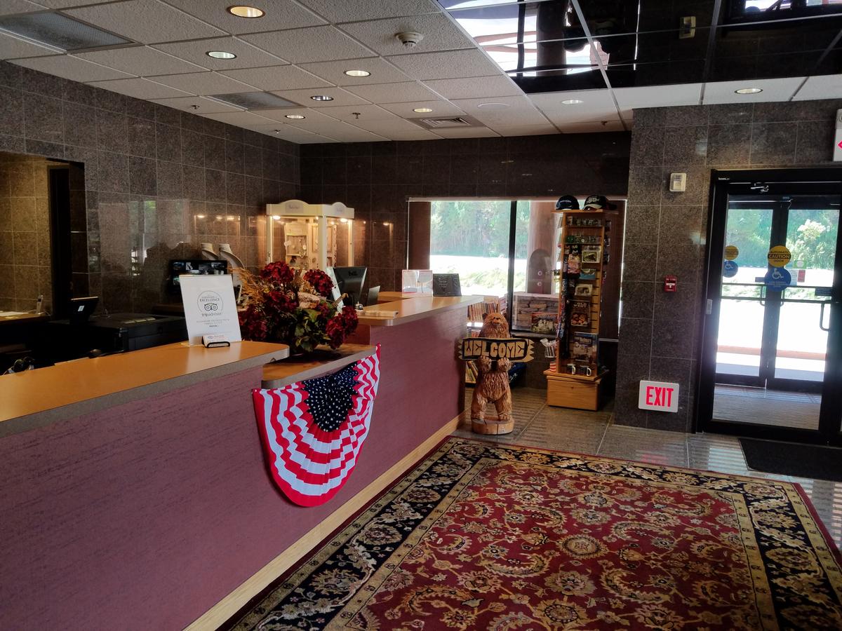 Rushmore Express & Suites - thumb 5