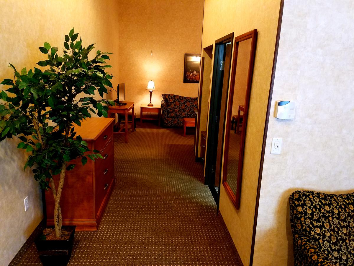 Rushmore Express & Suites - thumb 15