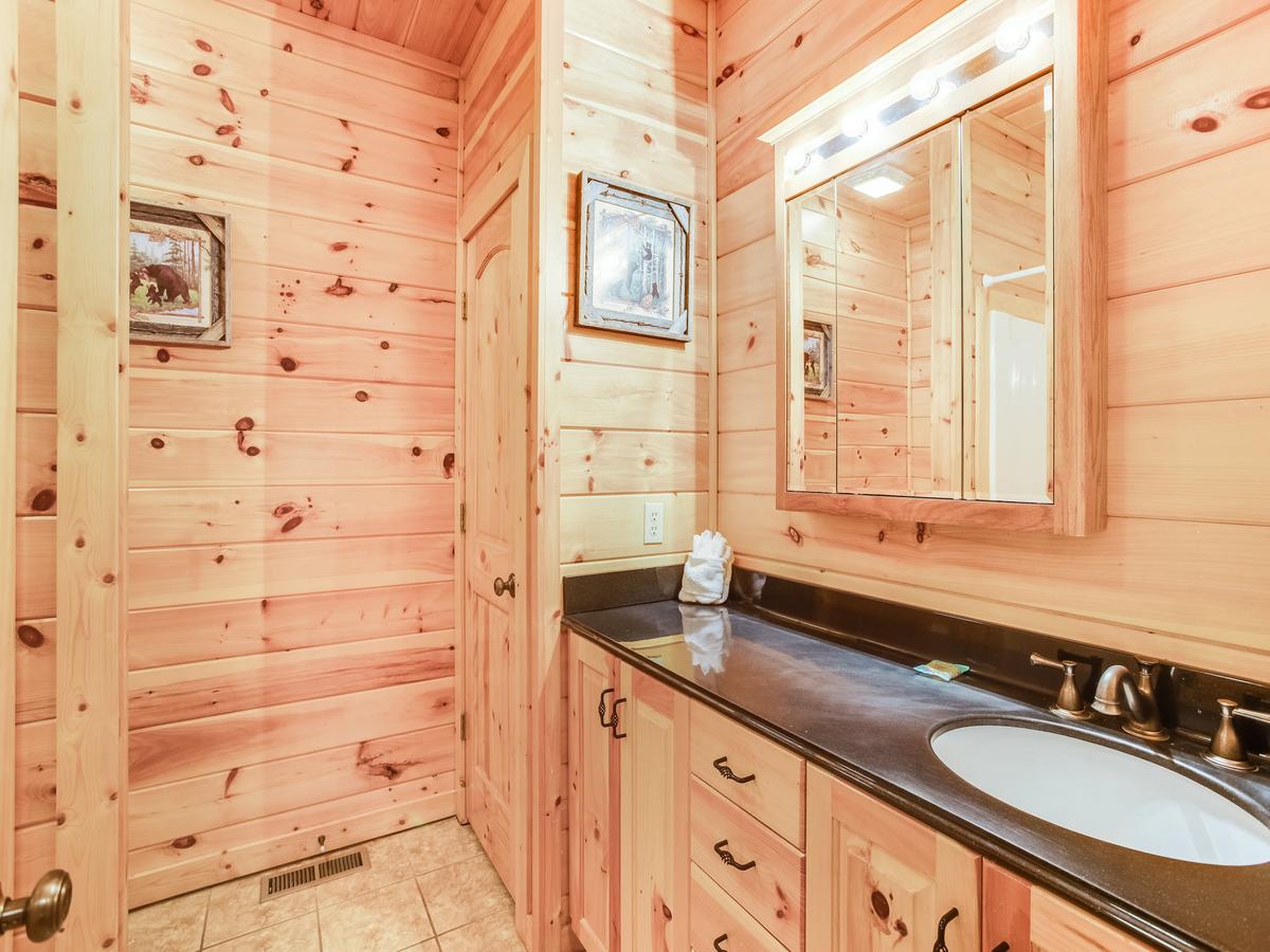 Big Bear Lodge, 5 Bedrooms, View, Hot Tub, Privacy, Jacuzzis, Sleeps 26 - thumb 25