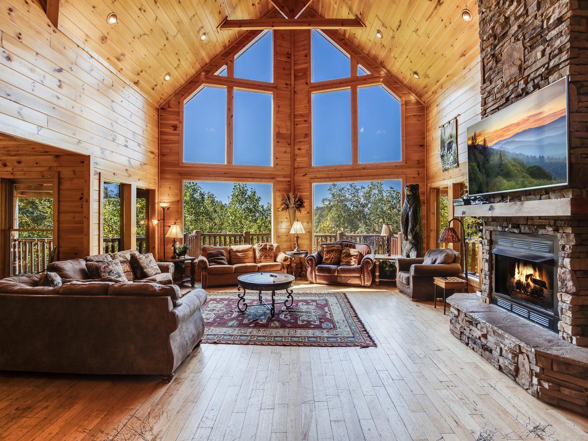 Big Bear Lodge, 5 Bedrooms, View, Hot Tub, Privacy, Jacuzzis, Sleeps 26 - thumb 0