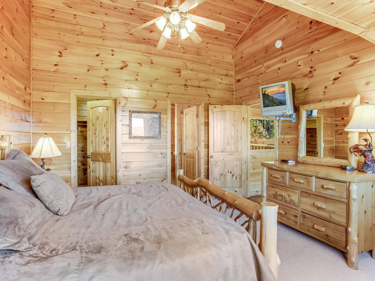 Big Bear Lodge, 5 Bedrooms, View, Hot Tub, Privacy, Jacuzzis, Sleeps 26 - thumb 19