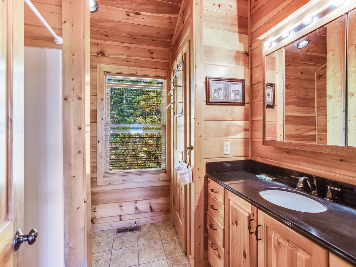 Big Bear Lodge, 5 Bedrooms, View, Hot Tub, Privacy, Jacuzzis, Sleeps 26 - thumb 17
