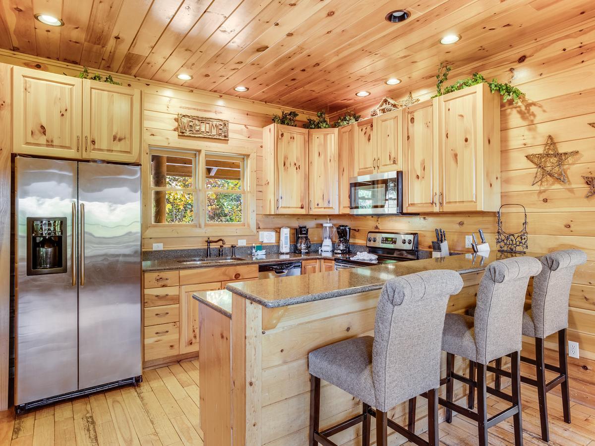Big Bear Lodge, 5 Bedrooms, View, Hot Tub, Privacy, Jacuzzis, Sleeps 26 - thumb 6