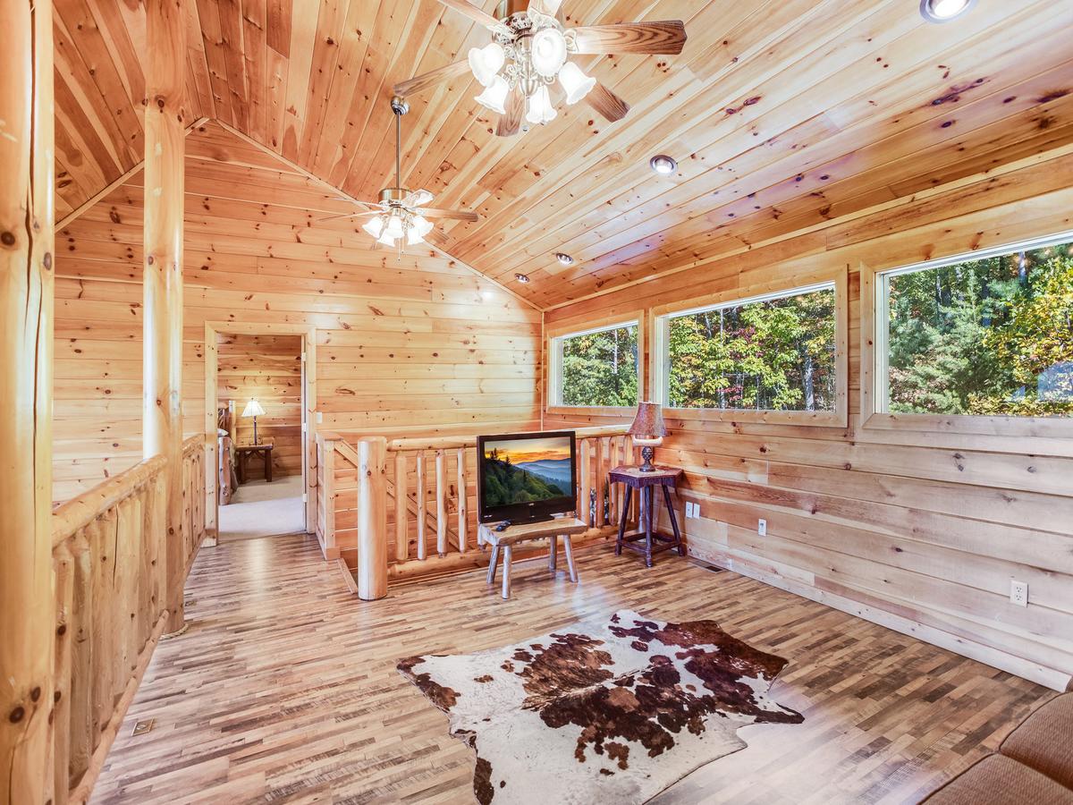 Big Bear Lodge, 5 Bedrooms, View, Hot Tub, Privacy, Jacuzzis, Sleeps 26 - thumb 10